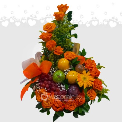 Ramo de rosas naranjas y frutas para el dia de la mujer a domicilio Medellín pedido con 1 día de anticipacion 