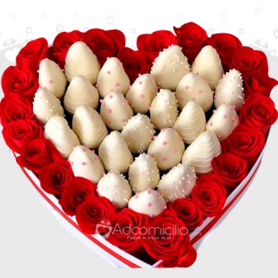 Fresas decoradas con chocolate corazón elegante 